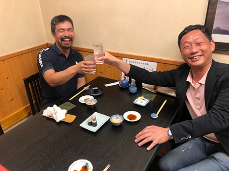 岩本さんと赤松社長、乾杯