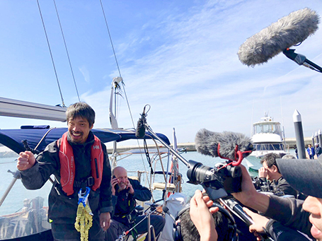 記者に囲まれる岩本さん